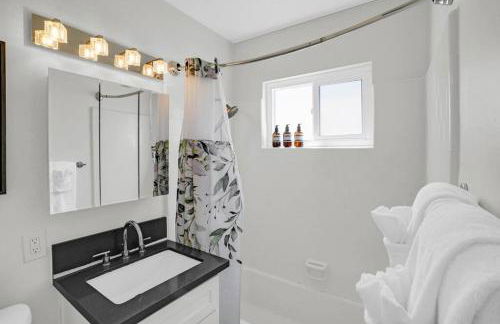 6th Haven, Arcade, King Bed, Games, 1 Mile to Beaches - Foto 3