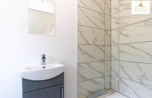 Contractors 3 Bed 2Bath House Free Off Street Parking for 2 Cars WiFi Stevenage Self Catering Sleeps 5 Guests By White Orchid Property Relocation - Foto 43