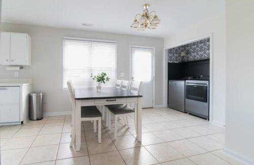 Near Historic Downtown Apex, Sleeps 8, King Bed - Foto 3