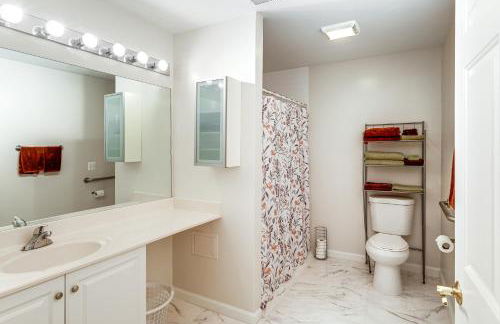 Elevator In-Unit 3-Story Condo Only 14 Mi to DC! - Foto 21