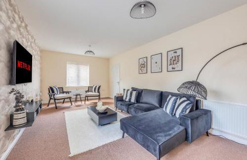 Beautiful Detached House with Driveway Parking, Study Room, Spacious Garden, Smart TVs and Fast Wifi by Yoko Property - Photo 19