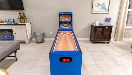 Neon Vibes Outdoor TV Hot Tub Arcade Room - Foto 4