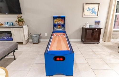 Neon Vibes Outdoor TV Hot Tub Arcade Room - Foto 4