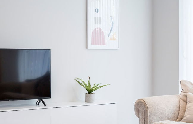 Stylish new Home With Parking - King Beds Garden - Foto 18