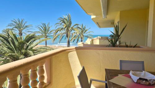 Estupendo apartamento en primera línea de playa y con vistas al mar - Foto 4