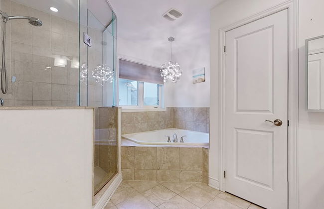 Luxury Retreat Modern Spacious 4 Bedroom Home - Photo 12