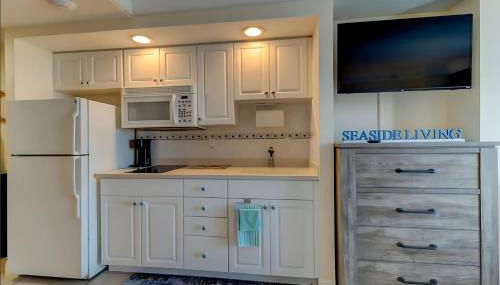 Bang For Your Buck Hotel Condo On Daytona Beach with Kitchen and Ocean View - Foto 5, stove