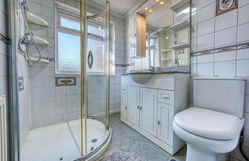 Spacious 3BR Home with Driveway Near NEC & Airport - Foto 10