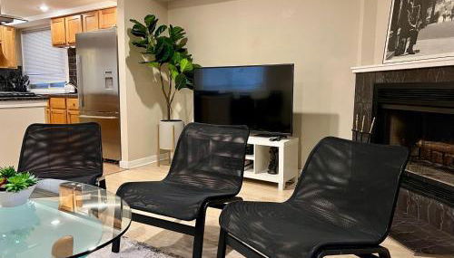 Designer Themed 4 Bedroom in Best Location with Patio and Fireplace - Foto 5