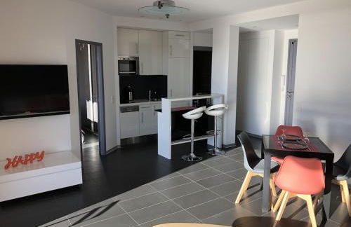 T2 Front de Mer 2pers 1 minute de la plageT2 de 44 m2 plus terrasse 16m2 , vue mer panoramique et en face de la plage Cet appartement refait à neuf bénéficie d'un confort et d un équipement optima Cet appartement est idéal pour 2 personnes avec sa chamb - Foto 11