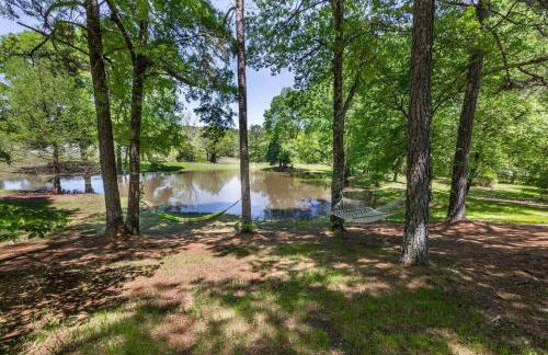Luxe Hot Springs Cabin w/Pond and Game Room! - Foto 9