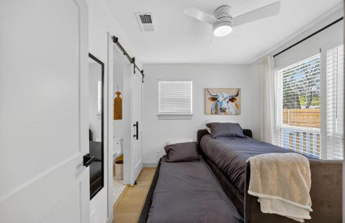 Walk to stadium! Cozy 2BR home - historic district - Photo 26