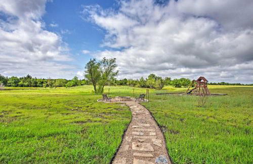 Home with Game Room and Fireplace 14 Mi to McKinney! - Foto 35