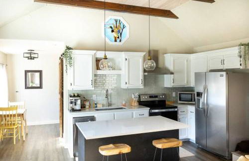 Waddle on Inn- Hot Tub, Pet Friendly, Fully Fenced, 5 Blocks to Beach! - Foto 4