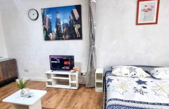 Friendly family apartment comfort sleep 6 close to tube bus airport - Foto 3
