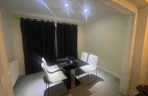 Charming House with Garden - Sleeps 6 & Parking - Foto 8