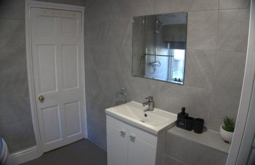 3BDR Town House in the Heart of Holyhead - Free Onsite Parking - Foto 34