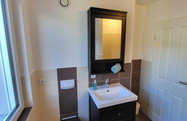 Modernes behagliches Haus mit Kamin, Terrasse und Garten - Foto 5