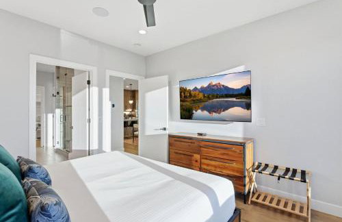 Luxury Hideout w Hot Tub Steam Shower - Photo 16