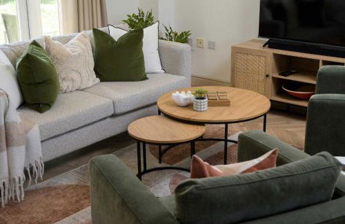 Modern Home on Edge of Cotswolds Private Parking - Photo 11