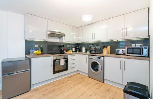 Central Apartment With 55” Smart TV+Netflix - Photo 4