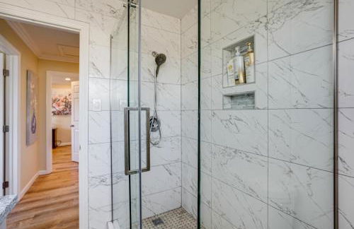 Easy SF Access! Spacious Family Home with Yard - Foto 18