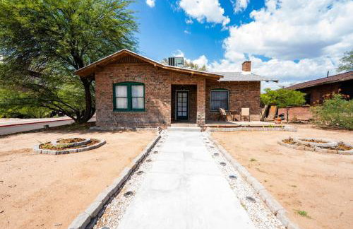 Work Desk- FirePit-Pool-Steps to UofA - Foto 1