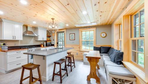 Lakefront Lovell Home with Dock Walk to Town Beach! - Foto 5