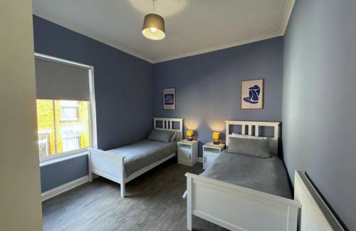 Modern Spacious 2 Bedroom House in Leigh, Free Parking - Foto 6