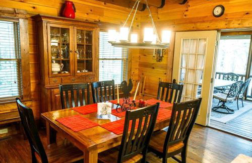 Charming Log Cabin Rental for a Group Getaway in Shenandoah, Virginia - Photo 6