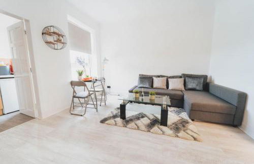 Top Floor 1BR Wishaw Flat with Parking - Foto 11