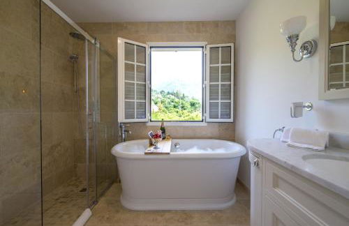 Spacious villa in Tourrettes-sur-Loup with Private Lake access Sleep 16 - Foto 28