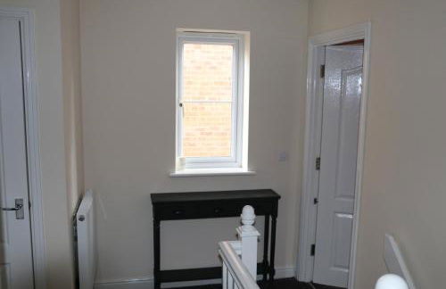 The Iris house is close to city centre and is ideal for tourists, visiting family members or work related activities including contractors - Foto 7