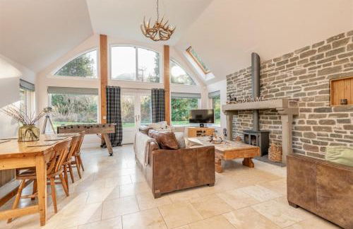 Scenic Oaklodge with wood burner - Photo 12