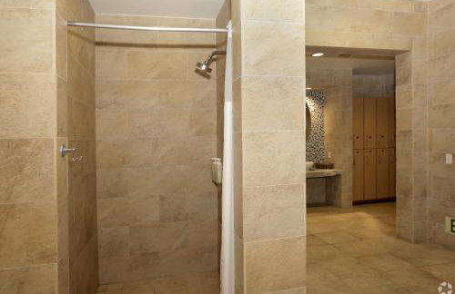 Prime LA I 2BR 2Bath I Fitness Center I Parking - Foto 16