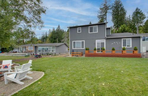 Waterfront Allyn Home with Fire Pit and 2 Kayaks! - Foto 49