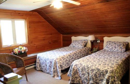 Charming Cabin Rental with Private Beach Access on Lake George in New York - Foto 6