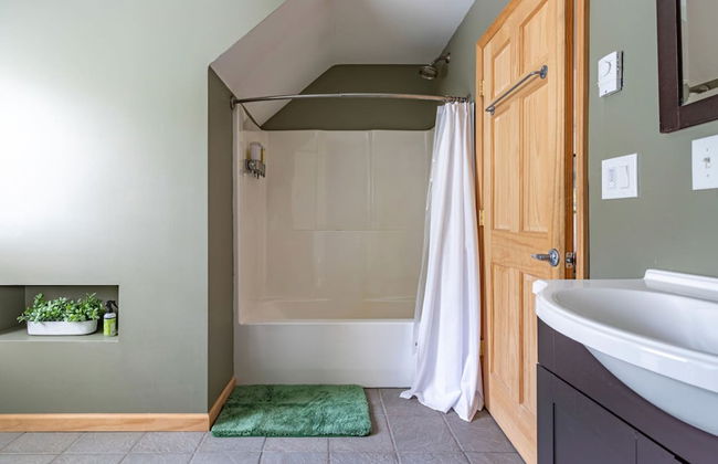 Family Fun Oasis Hot Tub Steam Room Pool Stream Firepit Games - Foto 61