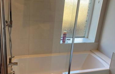 Honeybee Cottage, with a log fire & a hot tub. - Foto 13