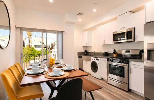 Spacious 4BR Townhouse with Free Parking Near DTLA - Foto 1