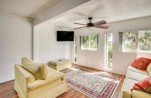 Walk to Lake George Quiet Nature Escape with Deck - Foto 6