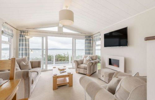 Bay View 2-Bed Lodge with Glorious Harbour View and Balcony - Photo 1