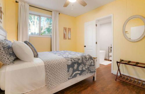 One of a Kind Home with HOT TUB Pool Table and Fire Pit 4 Miles to DT - Foto 18