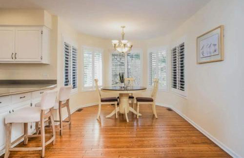 Monthly or Seasonal Large Petite Lake 44 Lakehouse Retreat with Private Pier and Hot Tub secluded Deep in the Woods - Foto 17