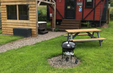 Stunning railway carriage with private hot tub - Photo 14