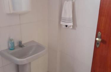 Dois quartos Cozinha completa Wi Fi Self check in com senha Central e perto de tudo a 4,4Km da Rodoviária e 15,4 km do Aeroporto Apartamentos 102 e 302 - Foto 12