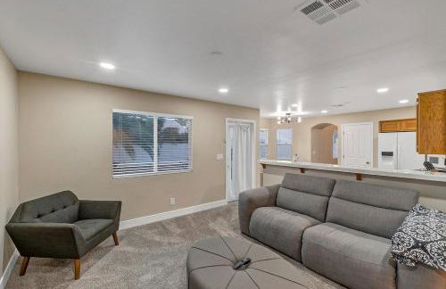 24hr Host - New Renovated 4 bedroom home U026 - Photo 14