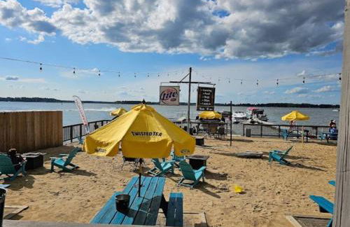 Chain O' Lakes Beach Penthouse with Lake Access - Foto 15