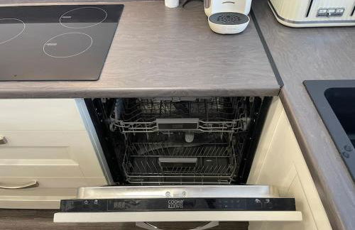 Modern 2BR Flat in Sale - Peaceful Stay in M33 - Great Transport Links - Photo 5