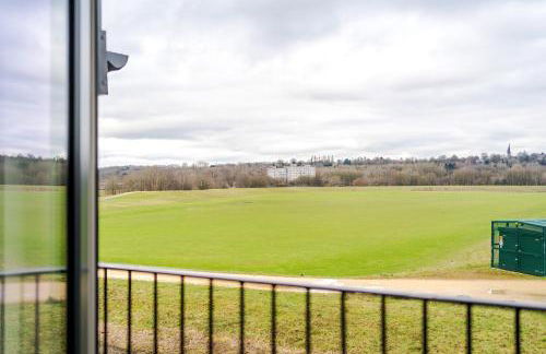 Stunning 3 Story Home, 3 x King Size Beds, Pool Table, Free Parking x2, Ping Pong - Foto 6